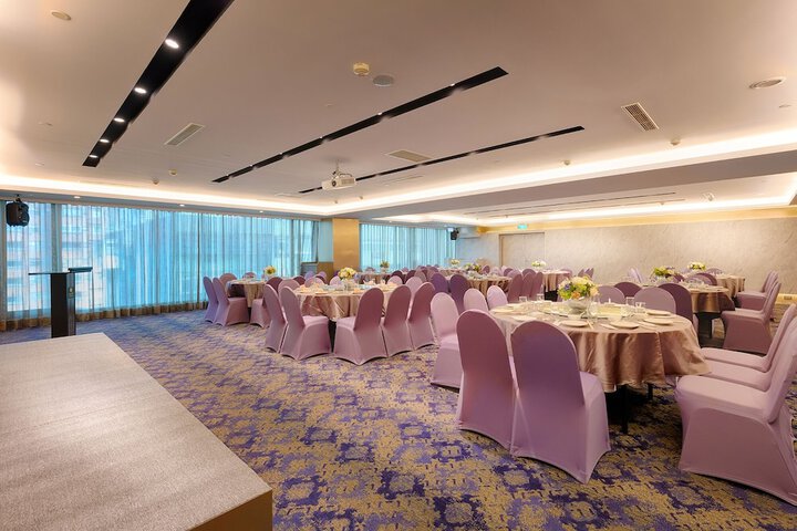 Ballroom/Hall 89 of 100