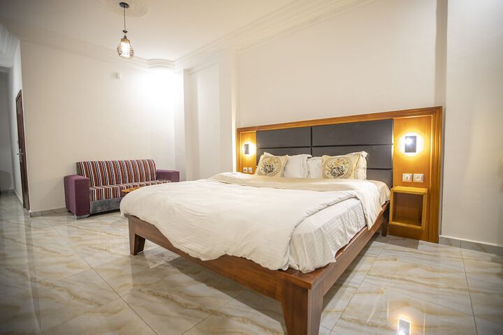 Room 7 of 33
