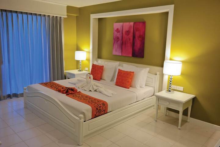 Room 5 of 102
