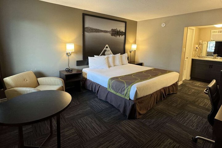 1 King Bed Efficiency Room (3 of 11)