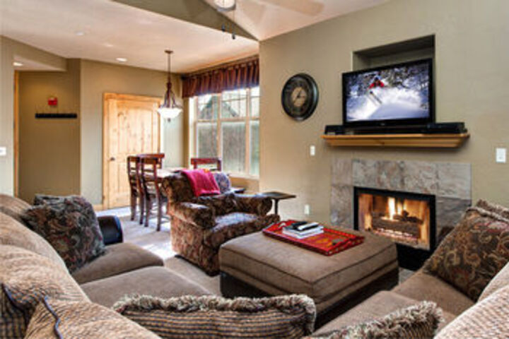Warm and Spacious Home Base at Redstone by RedAwning
