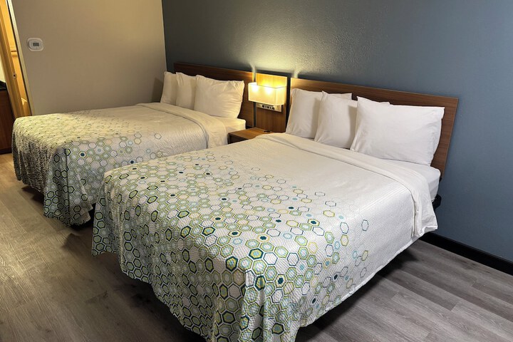 Studio 2 Queen Beds (4 of 8)