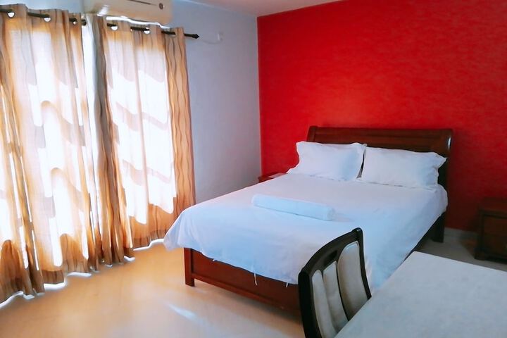Room 6 of 12