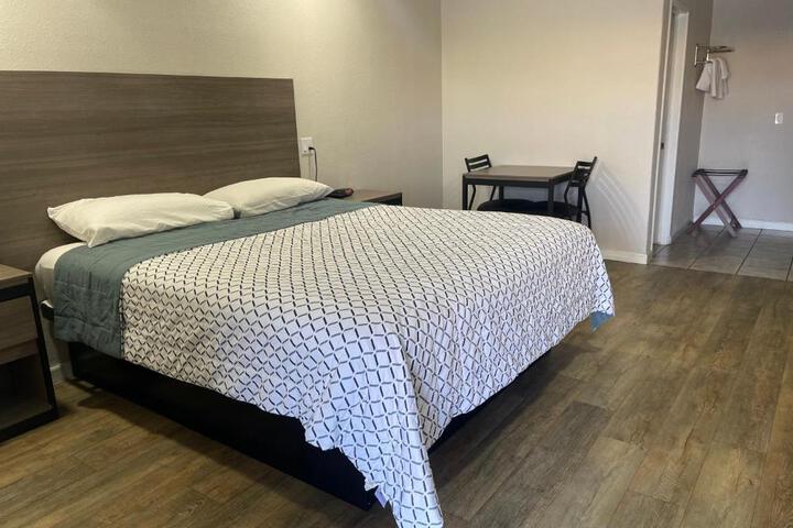 Basic Double Room (1 of 6)