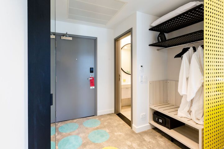 Room 10 of 100