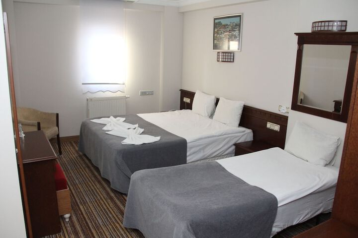 Room 4 of 16