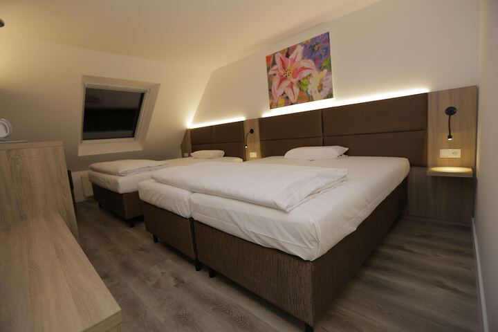 Room 6 of 27