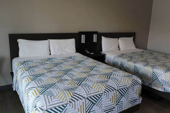 2 Queen Beds Micfridge (12 of 14)
