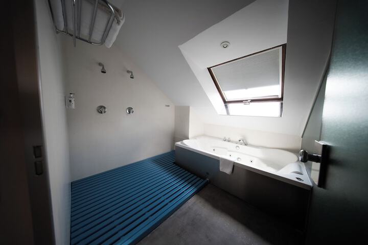 Room 40 of 46