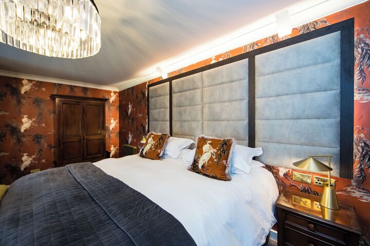 Room 34 of 240