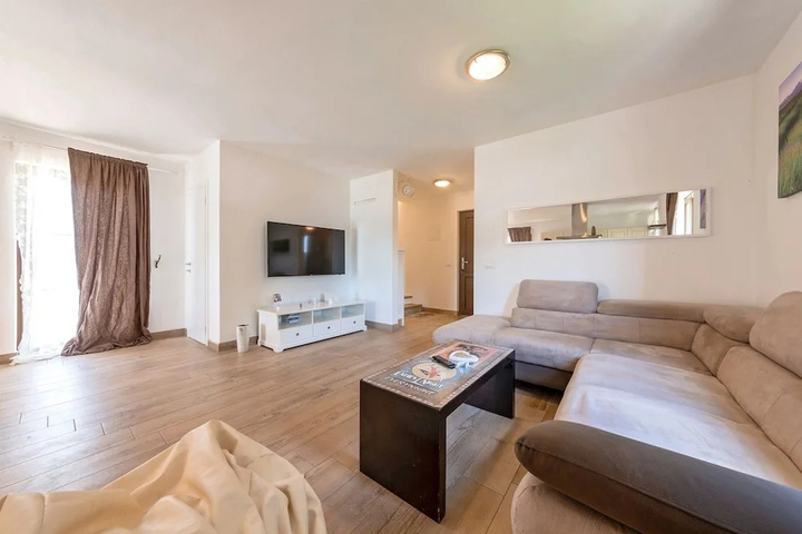 Room 4 of 20