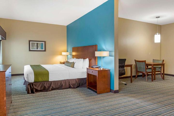 1 King Bed Microwave and Refrigerator 39 Inch Led Television High Speed Internet Full Breakfast (11 of 20)