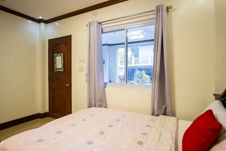 Room 4 of 9