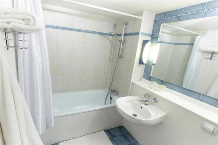 Room 10 of 28