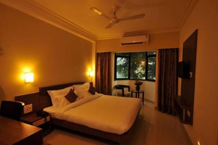 Room 11 of 34