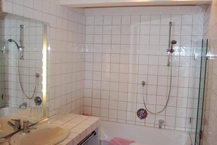 Room 7 of 14