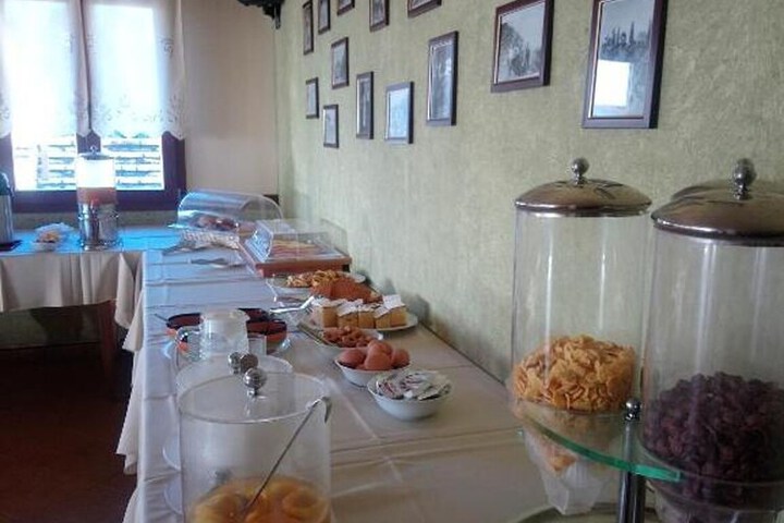 Dining 8 of 18