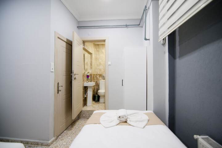 Room 27 of 83
