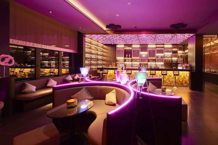 Lounge 71 of 76