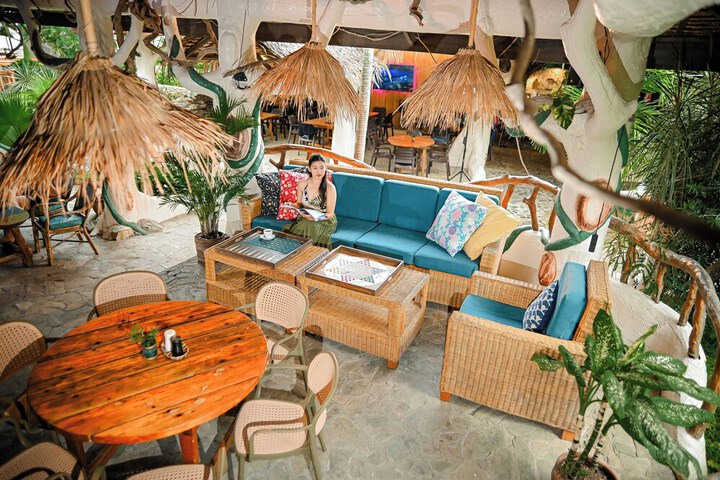 Lounge 98 of 122