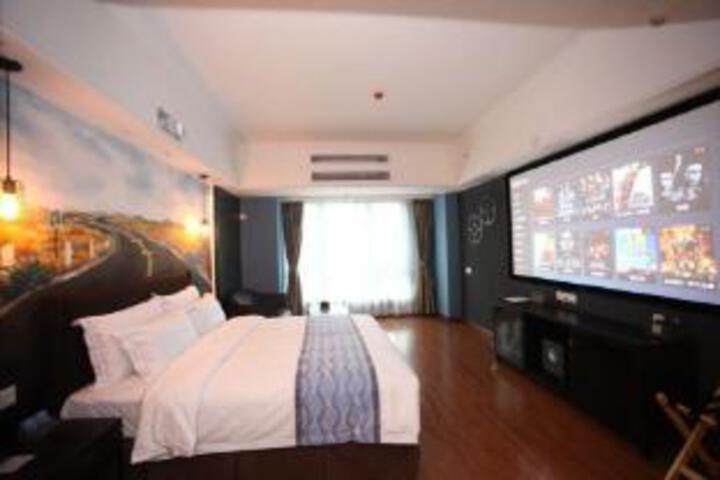 Room 7 of 8