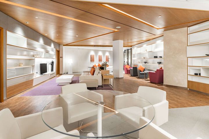 Lounge 105 of 128