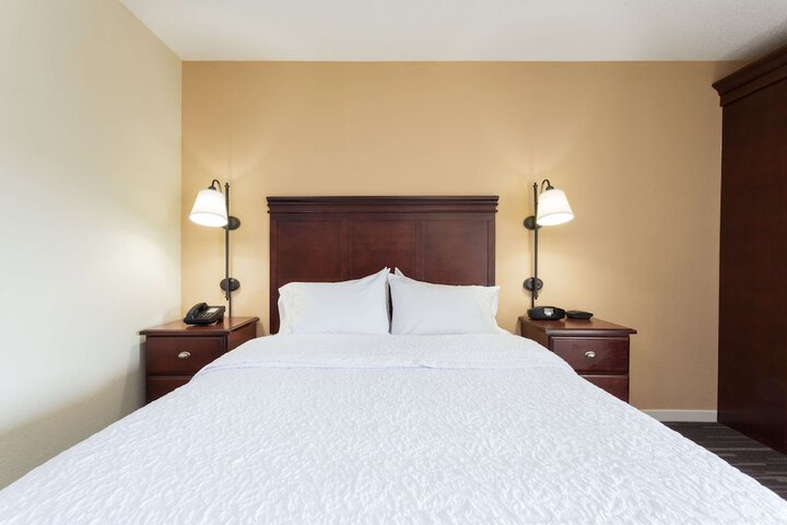2 Queen Beds with Refrigerator (6 of 9)