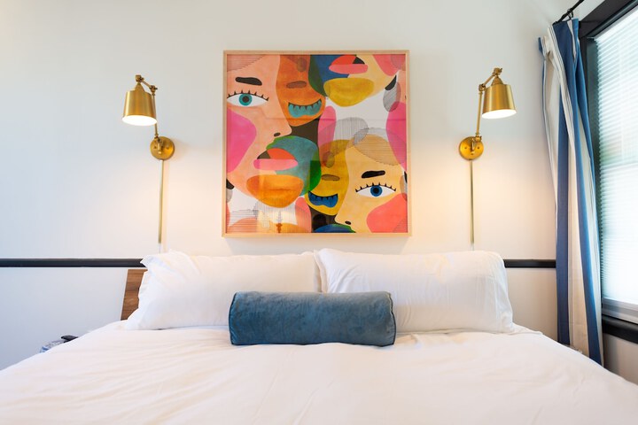 Room 3 of 82