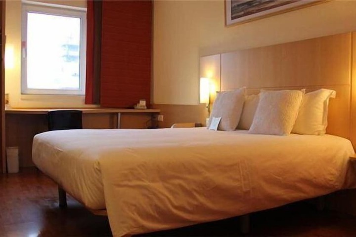 Room 4 of 8