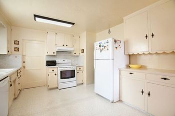 Room 12 of 27