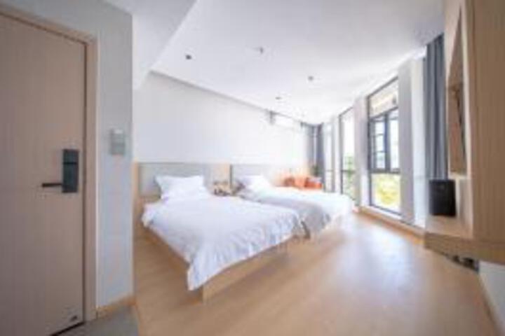 Room 9 of 10