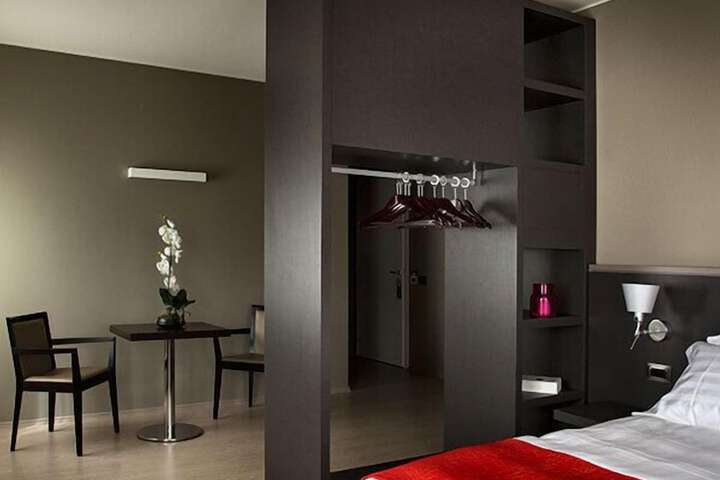 Room 16 of 40