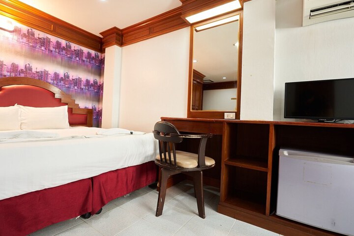Room 26 of 136