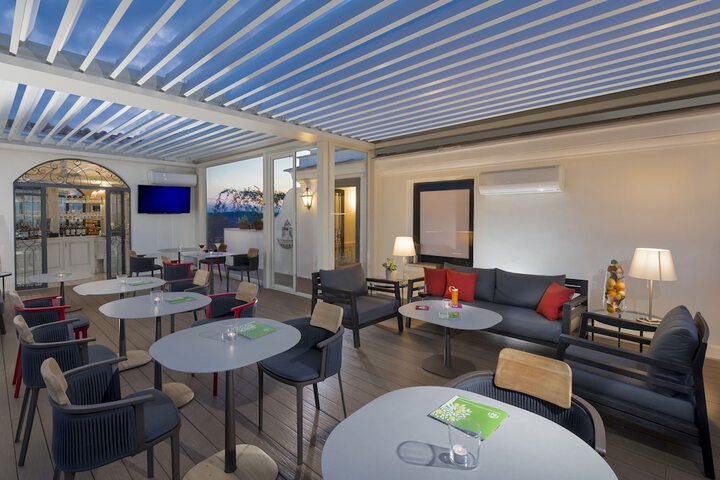 Lounge 42 of 57