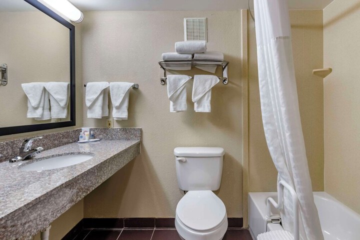 2 Queen Beds Accessible (7 of 17)