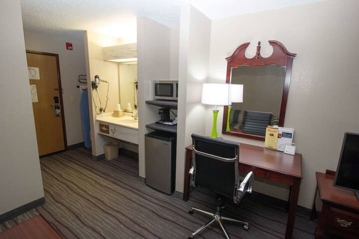 1 King Bed (16 of 28)