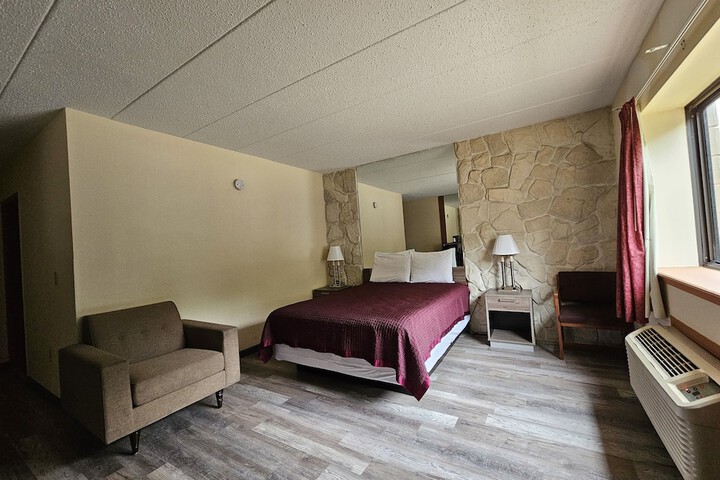 1 Queen Bed (3 of 22)