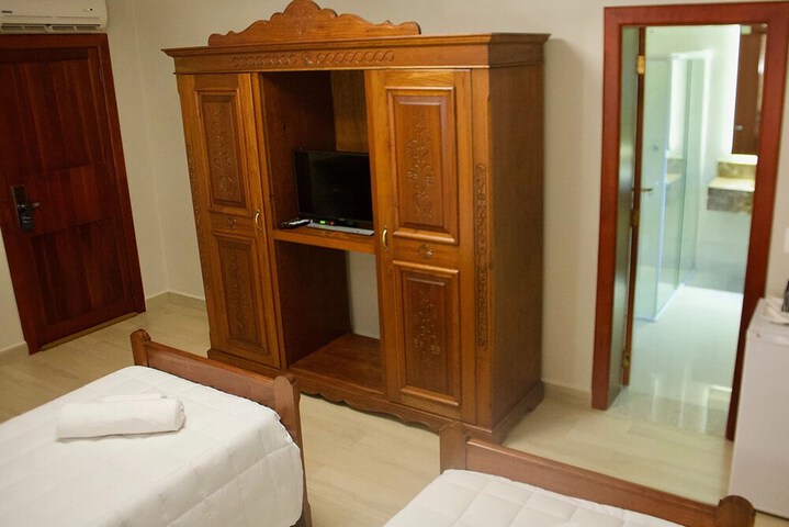 Room 9 of 33