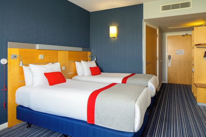 Room 32 of 136