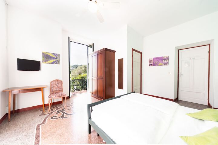 Room 3 of 46