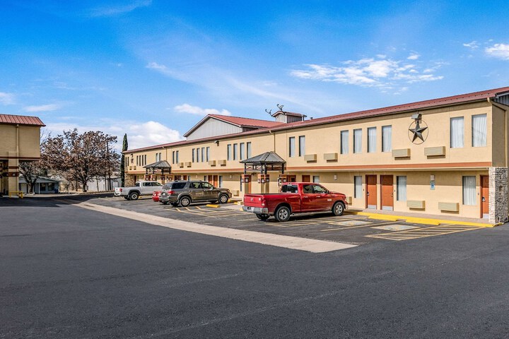 Exterior of MainStay Suites Ozona I-10