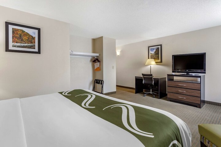 1 King Bed (8 of 27)