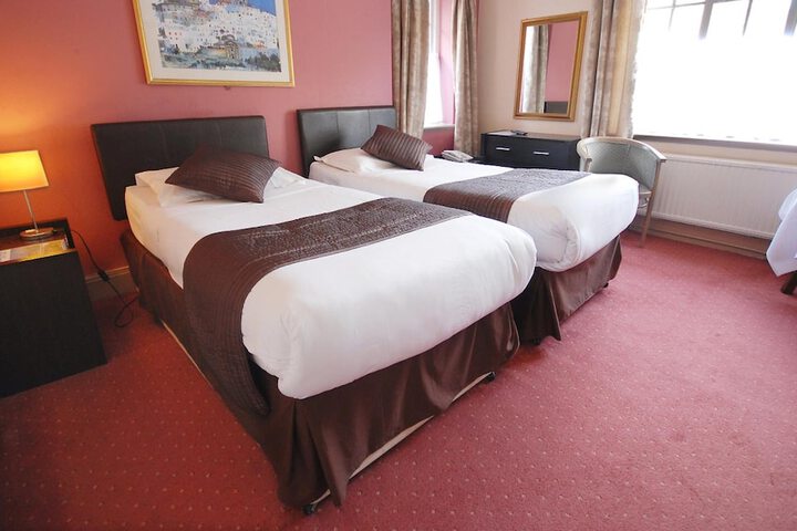 Room 10 of 33