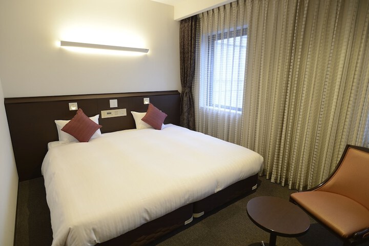 Room 10 of 32