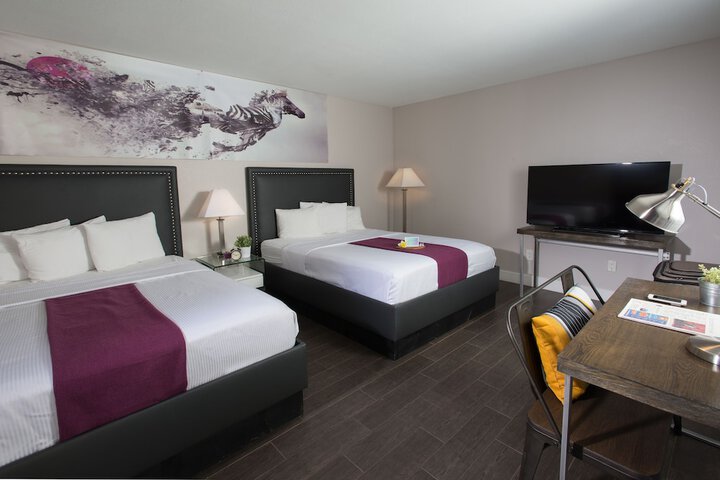 1 Queen Bed (12 of 14)