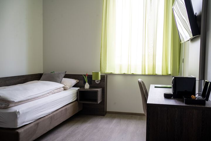 Room 8 of 19
