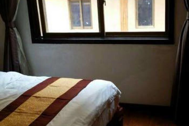 Room 5 of 9