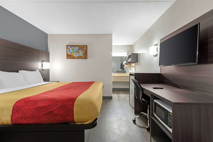 1 King Bed (2 of 15)