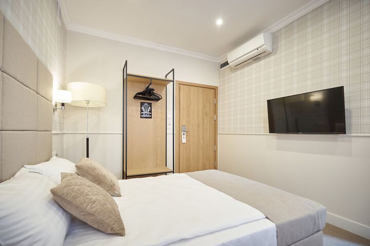 Room 6 of 73
