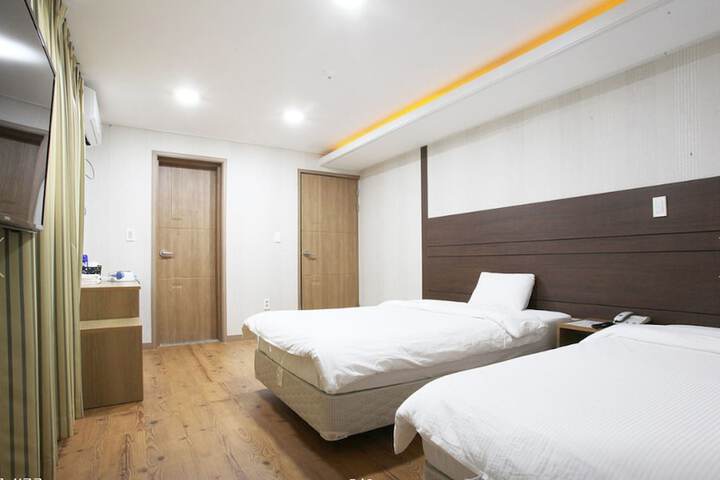 Room 11 of 28